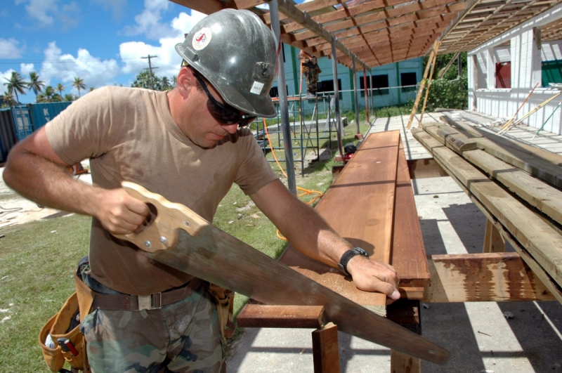 charpentier-FALICON-min_worker_construction_building_carpenter_male_job_build_helmet-893290